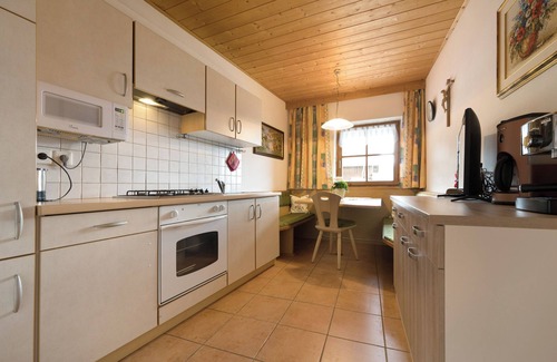 Spinga Apartment | Holiday Apartment "Dolomitenblick" with Mountain View, Balcony & Wi-Fi