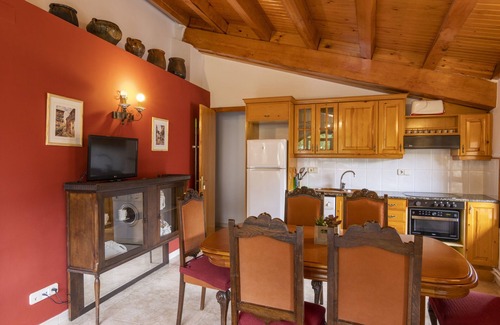Les Iglesies Apartment | Holiday Apartment "Casa Batlle Ginebro" with Mountain View & Wi-Fi