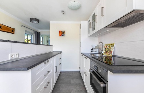 Schafstedt Apartment | Holiday Apartment 'Ferienhaus Erlengrund B' with Private Terrace, Shared Garden and Wi-Fi