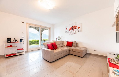 Musso Apartment | Holiday Apartment "Giardino" with Private Terrace, Shared Pool & Wi-Fi