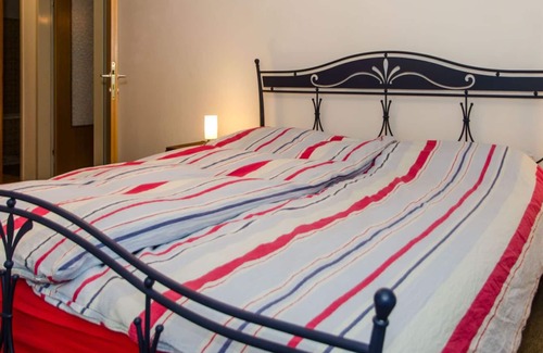 Seeham Apartment | Holiday Apartment "Herbert" with Private Terrace & Wi-Fi