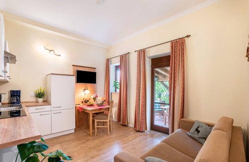Vogtareuth Apartment | Holiday Apartment 'Komfort Römersberger - 6' with Private Terrace, Private Garden and Wi-Fi