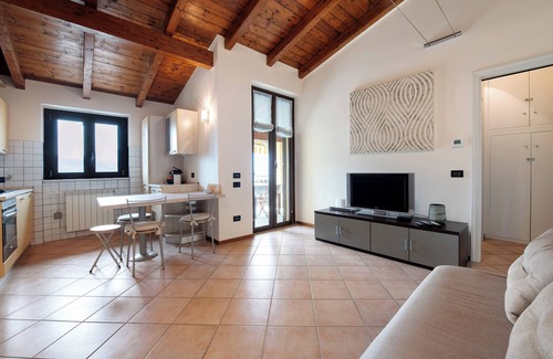 Marone Apartment | Holiday apartment ‘Miralago Marone’ with lake view, private balcony and Wi-Fi