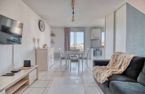 Saint - Martin - du - Touch Apartment | Holiday Apartment "Spacieux Proche Aéroport Et Airbus" with Shared Heated Pool & Wi-Fi