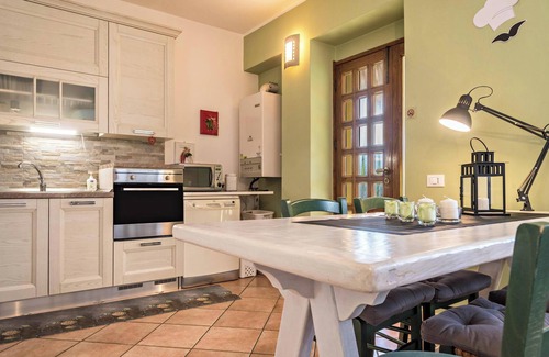 Arolo Apartment | Holiday Apartment Tina’s Yellow Home with Mountain View, Wi-Fi, Terrace & Garden