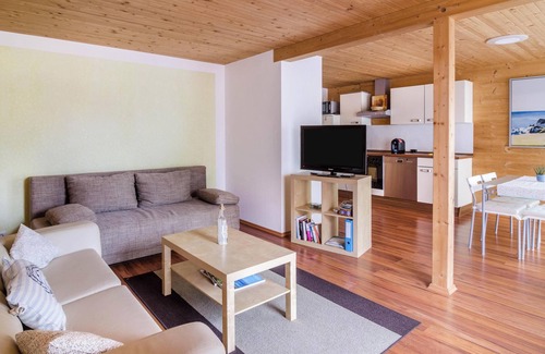 Ueberlingen Apartment | Holiday Apartment “Untergeschoss” with Wi-Fi, Terrace & Garden