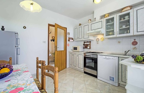 Valica Apartment | Holiday apartment with lawn and barbecue