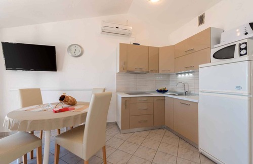 Ravni Apartment | Holiday apartment with sea view and barbecue facilities