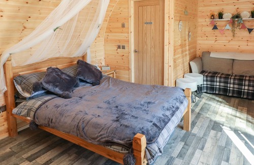 Blackwood Cottage | HOLIDAY CABIN, pet friendly, with a garden in Blackwood