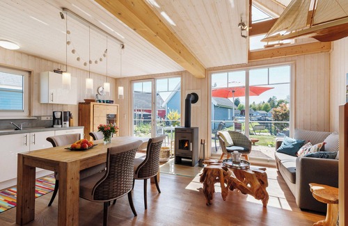 Wandlitz House | Holiday Home 'Annes Bootshaus' with Lake View, Private Terrace and Wi-Fi