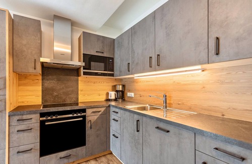 Sankt Johann im Pongau Apartment | Holiday flat 'Apartment mit Blick Auf Die Berge' with mountain view, garden and WiFi.