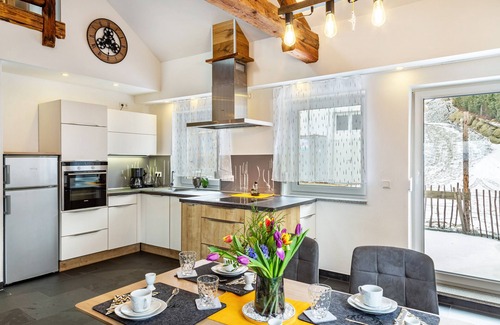 Atzesberg Apartment | Holiday flat "Landhaus Ameisberg" with mountain view, garden and Wifi