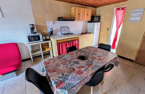 Roquefort-des-Corbieres House | Holiday Home 'La Capelle 4 Persons 877' with Shared Pool, Wi-Fi and Air Conditioning