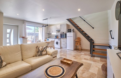 Saint-Hilaire-du-Rosier House | Holiday Home 'La Mottinière' with Private Terrace and Wi-Fi