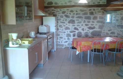 Saint-Mamet-la-Salvetat House | Holiday Home 'Gîte Le Rosier' with Wi-Fi