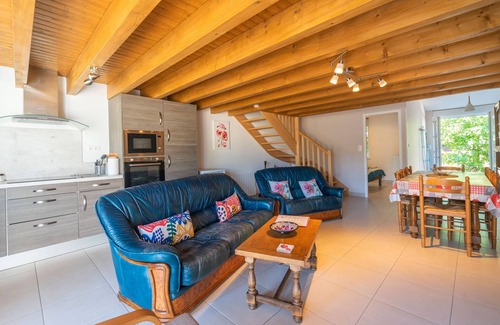 Montils House | Holiday Home 'Chèvrefeuille' with Shared Pool, Private Terrace and Wi-Fi