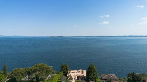 Moniga del Garda Villa | Holiday Garda Villa Dolcelago Lake Front