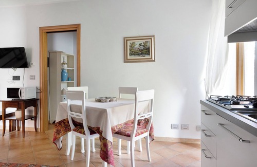Cerretto Langhe Apartment | Holiday Home 'La Corte di Langa Alloggio Rubino' with Shared Pool & Wi-Fi