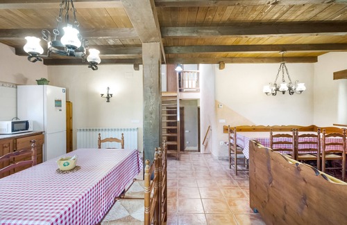 Sant Boi de Llucanes House | Holiday Home 'La Cirera' with Mountain View, Shared Pool and Wi-Fi