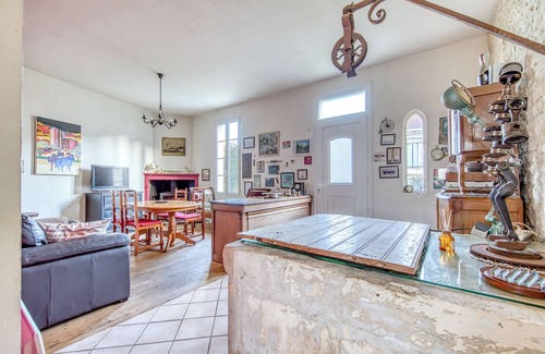 Mortagne-sur-Gironde House | Holiday Home 'Maison De Famille' with Private Terrace and Private Garden