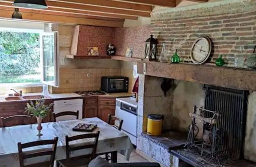 Saint-Pierre-de-Cole House | Holiday Home 'Grande Maison St Pierre De Côle' with Shared Terrace