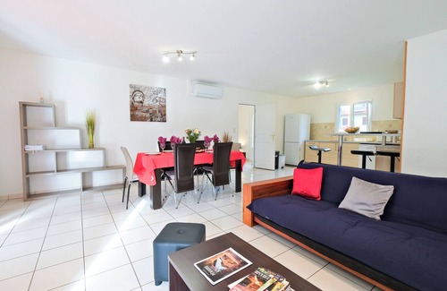 Savignac-les-Eglises House | Holiday Home 'L'Enclos Avec Piscine Et Clim' with Shared Pool, Wi-Fi and Air Conditioning