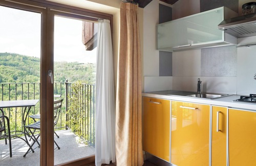 Cerretto Langhe Apartment | Holiday Home 'La Corte di Langa Alloggio Topazio' with Shared Pool & Wi-Fi