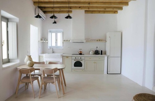 Tinos House | Holiday Home 'Agapi Home' with Private Terrace, Wi-Fi and Air Conditioning