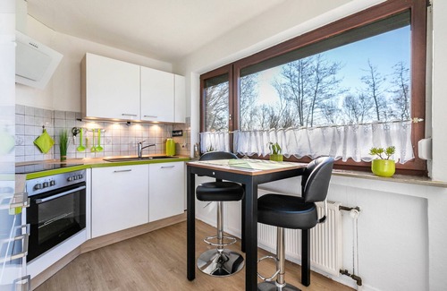 Offenbuttel House | Holiday Home 'Am Nord-Ostsee-Kanal' with Lake View, Shared Terrace and Wi-Fi