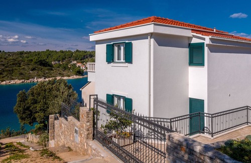 Necujam House | Holiday home Ana with pool, Island Šolta