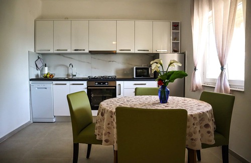 Nadin House | Holiday home Ante with beautiful private garden