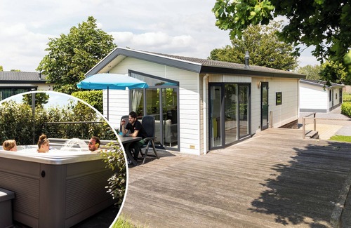 Veen Ski Chalet | ✓ Holiday Home at Recreatiepark het Esmeer ✓ Holiday home for 4 persons✓ Located in Aalst (Gelderland) ✓ Holiday park by the water ✓ Book directly at the park