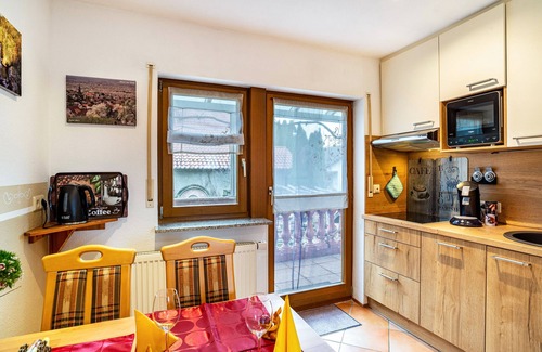 Lauf House | Holiday Home 'Burgblick' with Mountain View, Balcony and Wi-Fi
