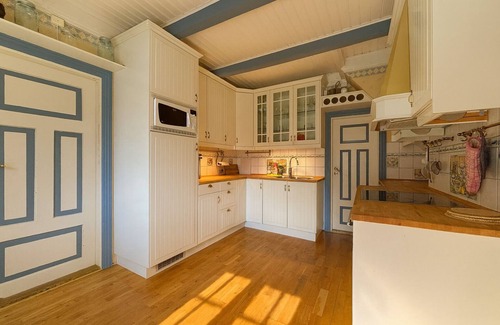 Botnhamn House | Holiday home by the sea with sea views, full kitchen and good wi-fi