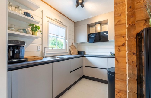 Kropswolde House | Holiday Home by Zuidlaardermeer with Jetty