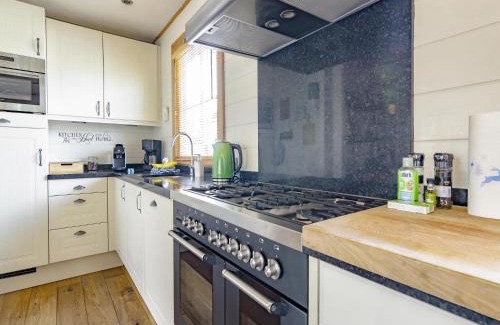 Kropswolde House | Holiday Home by Zuidlaardermeer Jetty, cleaning included