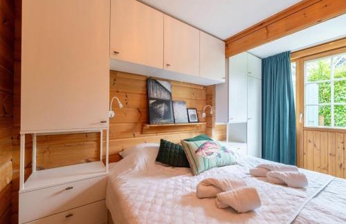Kropswolde House | Holiday Home by Zuidlaardermeer with Jetty