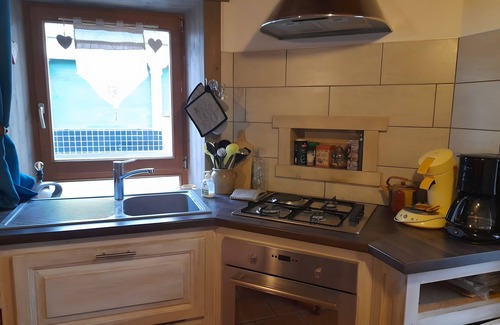 Servance-Miellin House | Holiday Home 'Charmante Maison Les Volets Bleus' with Private Garden and Wi-Fi