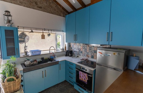 Alijo House | Holiday Home 'Cantinho Do Bairro Alto' with Private Terrace, Wi-Fi and Air Conditioning