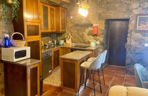Celorico da Beira House | Holiday Home 'Casa Romã' with Mountain View, Private Terrace and Wi-Fi