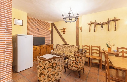 Villacastin House | Holiday Home 'Casa Alval' with Mountain View, Wi-Fi and Air Conditioning