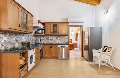 Loule House | Holiday Home 'Casa Do Avô - Vale Luís Neto' with Mountain View, Wi-Fi and Air Conditioning