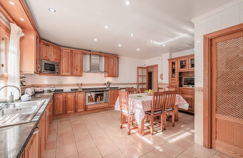 Es Garrovers House | Holiday Home Casa Estilo Mallorquín with Mountain View & Pool