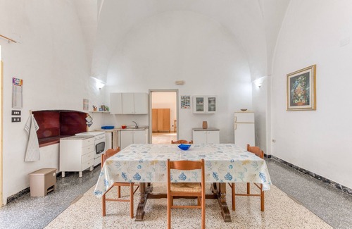 Felline House | Holiday Home 'Casa Saulle - Costruzione Tipica' with Terrace, Garden and Air Conditioning