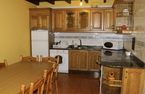 Mestas House | Holiday Home 'Caseron De Pontigu' with Mountain View, Private Terrace and Wi-Fi