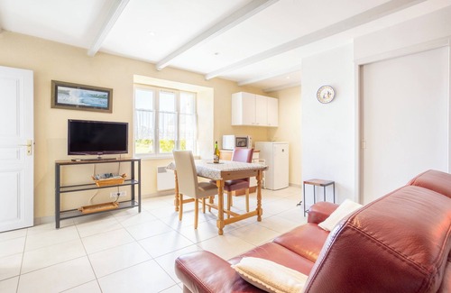 Mahalon House | Holiday Home 'Cheminée, Kerantum, Peaceful' with Shared Garden and Wi-Fi