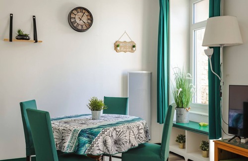Genouille House | Holiday Home 'Des Tropiques' with Private Terrace, Wi-Fi and Air Conditioning