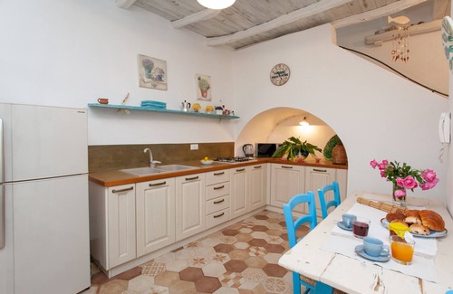 Orosei House | Holiday Home "Domo Bangone" with Shared Terrace & Wi-Fi