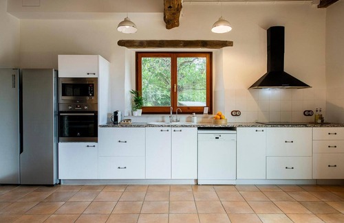 Beguda House | Holiday Home 'El Graner' with Mountain Views, Private Pool and Wi-Fi