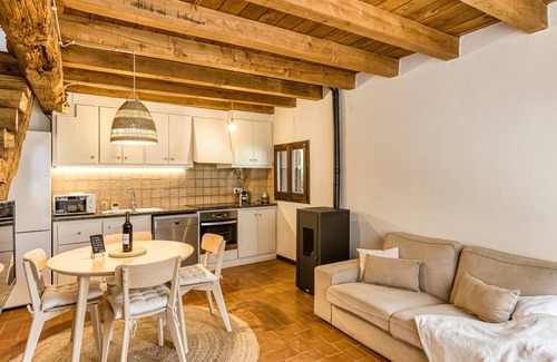 Beguda House | Holiday Home 'El Niu' with Mountain View, Wi-Fi and Air Conditioning
